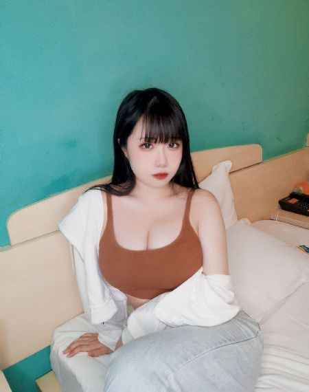 伸进她的小内裤疯狂揉摸_1080P在线播放观看